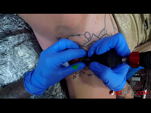 ❤️ Extrem tattooed Hottie Sully Savage krut en Tattoo op hirem Klitoris ❤️ Porno bei eis ❌❤